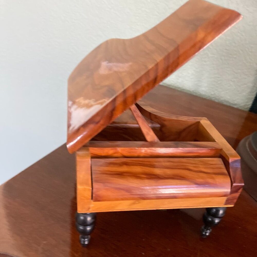 Music box-grand piano